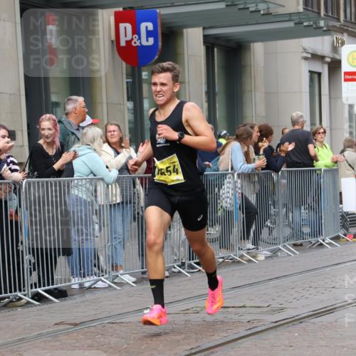 13.09.2026 - 21. swb-Marathon Bremen Strokosch-Dieckow http://msf.ph/oto/10282463 13.09.2026 10:30:53 Ziel 13571, 13572, 13602, 13630, 12458, 13537, 13554, 13603, 13630 meine-sportfotos.de