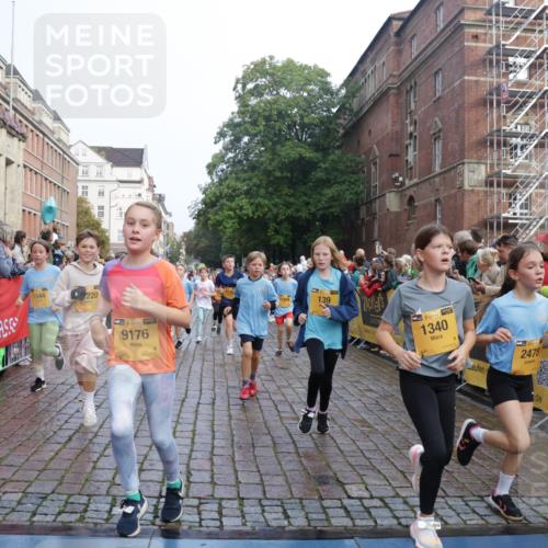 13.09.2026 - Kiel Lauf Yannick Fuchs http://msf.ph/oto/10282476 13.09.2026 08:56:25 Ziel 407, 470, 582, 758, 759, 1009, 1950, 2173, 2497, 2640, 2719, 3078, 3750, 4023, 4165, 4537, 4602, 5459, 5545, 5823, 6275, 6371, 6591, 7702, 7726, 7769, 7865, 7866, 8056, 8259, 8544, 8719, 8784, 8917, 9021, 9957, 10610, 11310, 11409, 11795, 74, 76, 234, 547, 669, 808, 1126, 1249, 1346, 1444, 1581, 2143, 2197, 2685, 2711, 3179, 3350, 3358, 3409, 3454, 4755, 5012, 5259, 5289, 5297, 5547, 5687, 5759, 5781, 6003, 6212, 6232, 7390, 9374 meine-sportfotos.de
