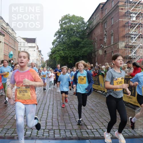 13.09.2026 - Kiel Lauf Yannick Fuchs http://msf.ph/oto/10282480 13.09.2026 08:56:25 Ziel 407, 470, 582, 758, 759, 1009, 1950, 2173, 2497, 2640, 2719, 3078, 3750, 4023, 4165, 4537, 4602, 5459, 5545, 5823, 6275, 6371, 6591, 7702, 7726, 7769, 7865, 7866, 8056, 8259, 8544, 8719, 8784, 8917, 9021, 9957, 10610, 11310, 11409, 11795, 74, 76, 234, 547, 669, 808, 1126, 1249, 1346, 1444, 1581, 2143, 2197, 2685, 2711, 3179, 3350, 3358, 3409, 3454, 4755, 5012, 5259, 5289, 5297, 5547, 5687, 5759, 5781, 6003, 6212, 6232, 7390, 9374 meine-sportfotos.de