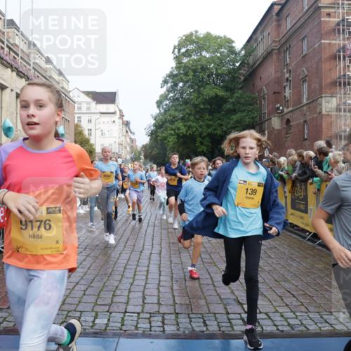 13.09.2026 - Kiel Lauf Yannick Fuchs http://msf.ph/oto/10282487 13.09.2026 08:56:25 Ziel 407, 470, 582, 758, 759, 1009, 1950, 2173, 2497, 2640, 2719, 3078, 3750, 4023, 4165, 4537, 4602, 5459, 5545, 5823, 6275, 6371, 6591, 7702, 7726, 7769, 7865, 7866, 8056, 8259, 8544, 8719, 8784, 8917, 9021, 9957, 10610, 11310, 11409, 11795, 74, 76, 234, 547, 669, 808, 1126, 1249, 1346, 1444, 1581, 2143, 2197, 2685, 2711, 3179, 3350, 3358, 3409, 3454, 4755, 5012, 5259, 5289, 5297, 5547, 5687, 5759, 5781, 6003, 6212, 6232, 7390, 9374 meine-sportfotos.de
