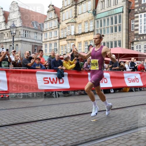13.09.2026 - 21. swb-Marathon Bremen Strokosch-Dieckow http://msf.ph/oto/10282500 13.09.2026 10:26:47 Ziel 13525, 13502 meine-sportfotos.de