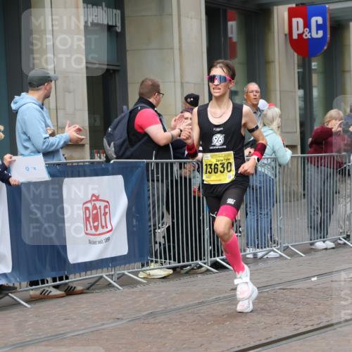 13.09.2026 - 21. swb-Marathon Bremen Strokosch-Dieckow http://msf.ph/oto/10282504 13.09.2026 10:30:58 Ziel 13571, 13572, 13602, 12458, 13537, 13554, 13630 meine-sportfotos.de