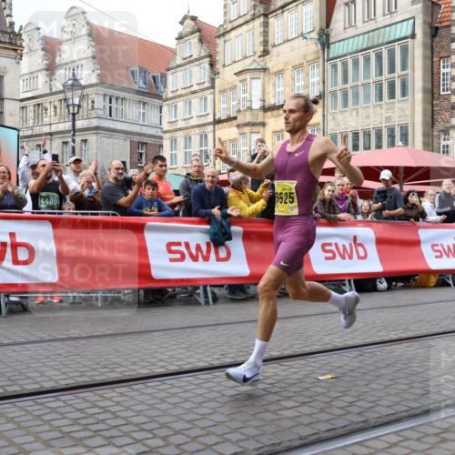 13.09.2026 - 21. swb-Marathon Bremen Strokosch-Dieckow http://msf.ph/oto/10282506 13.09.2026 10:26:47 Ziel 13525, 13502 meine-sportfotos.de