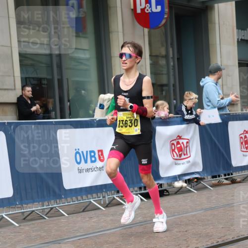 13.09.2026 - 21. swb-Marathon Bremen Strokosch-Dieckow http://msf.ph/oto/10282520 13.09.2026 10:30:59 Ziel 13571, 13572, 13602, 12458, 13537, 13554, 13572, 13630 meine-sportfotos.de
