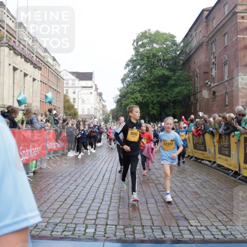 13.09.2026 - Kiel Lauf Yannick Fuchs http://msf.ph/oto/10282586 13.09.2026 08:56:30 Ziel 26, 407, 470, 582, 758, 759, 1009, 1137, 1950, 2173, 2719, 3078, 3750, 3930, 4023, 4127, 4128, 4537, 4602, 4617, 5315, 5459, 5545, 6371, 7865, 7866, 8160, 8719, 8784, 9021, 9626, 9957, 10610, 10612, 10939, 11795, 12032, 74, 76, 234, 547, 669, 808, 1126, 1346, 1444, 1581, 2143, 2197, 2497, 2640, 2685, 2711, 3179, 3350, 3409, 3454, 3750, 4023, 4165, 5012, 5259, 5687, 5759, 5781, 6003, 6212, 6232, 7390, 9374, 653, 5781 meine-sportfotos.de