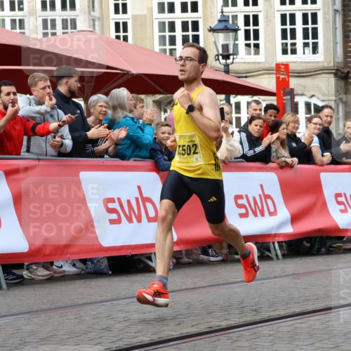 13.09.2026 - 21. swb-Marathon Bremen Strokosch-Dieckow http://msf.ph/oto/10282594 13.09.2026 10:27:04 Ziel 13502, 13525 meine-sportfotos.de