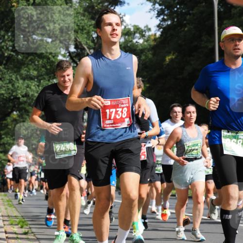 13.09.2026 - 21. swb-Marathon Bremen TobiasT http://msf.ph/oto/10282612 13.09.2026 12:02:21 Laufen 2433, 1738, 0295, 21, 125 meine-sportfotos.de