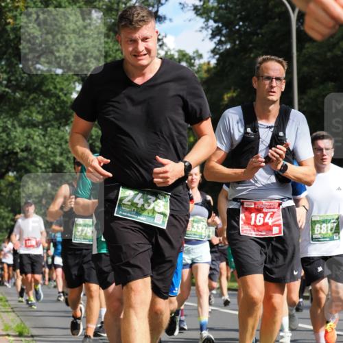 13.09.2026 - 21. swb-Marathon Bremen TobiasT http://msf.ph/oto/10282620 13.09.2026 12:02:22 Laufen 375, 2433, 21, 026, 332, 164, 6817 meine-sportfotos.de