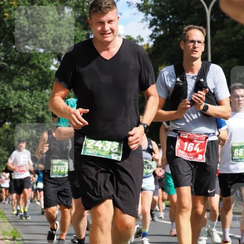 13.09.2026 - 21. swb-Marathon Bremen TobiasT http://msf.ph/oto/10282627 13.09.2026 12:02:22 Laufen 3757, 2433, 164, 681 meine-sportfotos.de
