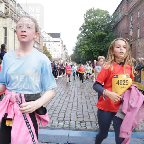 13.09.2026 - Kiel Lauf Yannick Fuchs http://msf.ph/oto/10282635 13.09.2026 08:56:32 Ziel 26, 407, 470, 582, 758, 759, 1009, 1137, 1950, 2173, 2719, 3078, 3930, 4127, 4128, 4537, 4602, 4617, 5315, 5459, 6371, 6449, 7865, 7866, 8160, 8719, 8784, 9021, 9626, 9957, 10091, 10610, 10612, 10939, 11795, 12032, 74, 76, 234, 407, 547, 669, 759, 808, 1126, 1346, 1444, 1581, 2143, 2197, 2497, 2640, 2685, 2711, 3179, 3350, 3409, 3454, 3750, 4023, 4165, 5012, 5259, 5687, 5759, 6003, 6212, 6232, 7390, 9374, 482, 653, 1222, 2479, 2543, 5781 meine-sportfotos.de