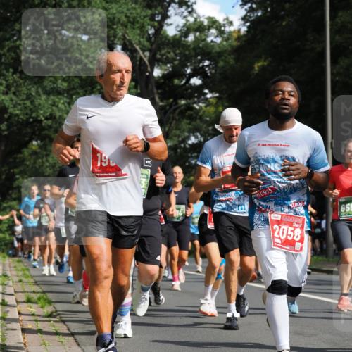 13.09.2026 - 21. swb-Marathon Bremen TobiasT http://msf.ph/oto/10282687 13.09.2026 12:02:36 Laufen 196, 26, 21, 26, 1, 0975, 0, 000, 2058, 659 meine-sportfotos.de