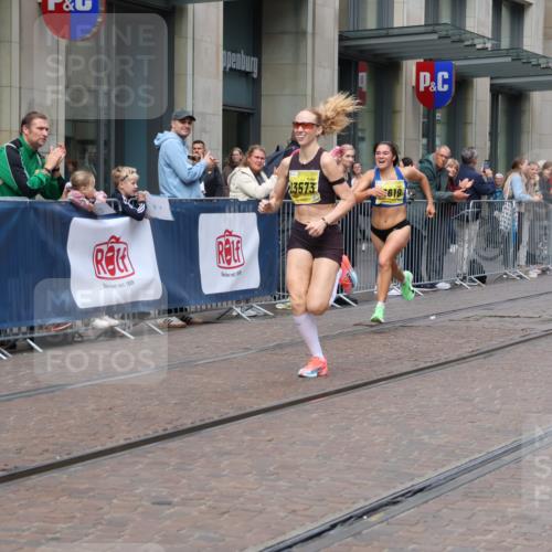13.09.2026 - 21. swb-Marathon Bremen Strokosch-Dieckow http://msf.ph/oto/10282844 13.09.2026 10:31:55 Ziel 13543, 13564, 13582, 13632, 13638, 13639, 12457, 13533, 13536, 13573, 13618, 13643 meine-sportfotos.de