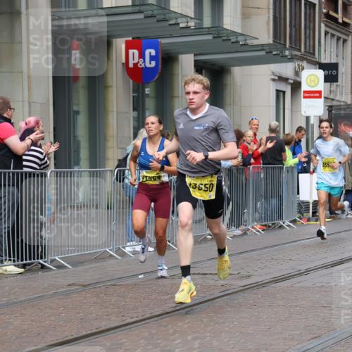 13.09.2026 - 21. swb-Marathon Bremen Strokosch-Dieckow http://msf.ph/oto/10283148 13.09.2026 10:32:49 Ziel 13524, 13550, 13581, 13599, 13622 meine-sportfotos.de