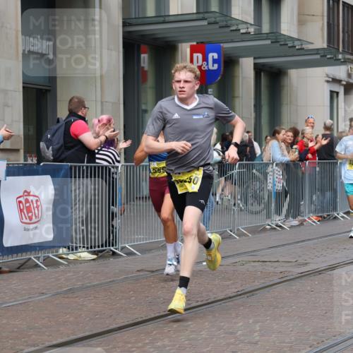 13.09.2026 - 21. swb-Marathon Bremen Strokosch-Dieckow http://msf.ph/oto/10283156 13.09.2026 10:32:49 Ziel 13524, 13550, 13581, 13599, 13622 meine-sportfotos.de