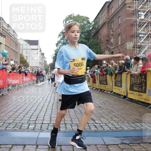 13.09.2026 - Kiel Lauf Yannick Fuchs http://msf.ph/oto/10283159 13.09.2026 08:57:17 Ziel 3382, 5003, 5809, 8341, 9542, 10321, 10892, 12512, 81, 139, 482, 653, 1222, 1544, 2384, 2478, 2479, 2543, 3034, 3161, 3303, 3305, 3665, 3740, 4136, 4558, 4680, 4901, 4908, 4925, 5003, 5223, 5333, 5340, 5597, 5719, 6361, 6807, 6903, 7559, 7752, 7927, 8094, 8270, 8424, 9156, 9292, 9307, 9562, 9564, 9826, 9940, 10042, 10213, 10603, 11423, 11495, 11558, 11627, 11986, 12062, 12215, 12455, 160, 406, 1051, 1546, 1769, 5006, 5984, 6459, 7715, 9062, 1285, 3520, 4188 meine-sportfotos.de
