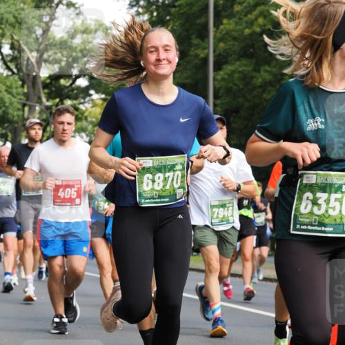13.09.2026 - 21. swb-Marathon Bremen TobiasT http://msf.ph/oto/10283237 13.09.2026 12:04:17 Laufen 405, 3, 6870, 21, 26, 7946, 6350, 21, 26 meine-sportfotos.de