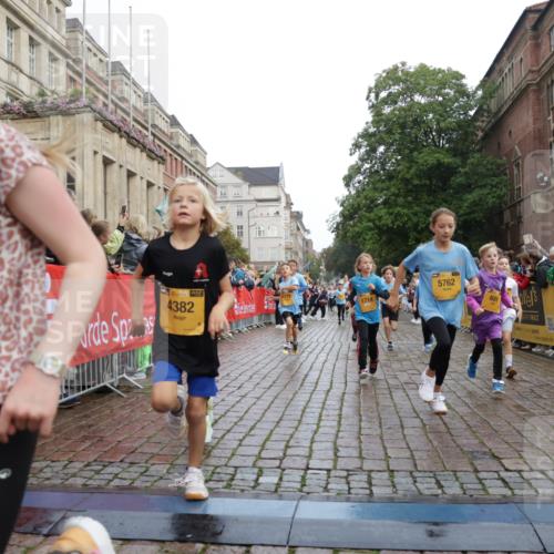 13.09.2026 - Kiel Lauf Yannick Fuchs http://msf.ph/oto/10283254 13.09.2026 08:57:23 Ziel 700, 1769, 2128, 2129, 3382, 4834, 7478, 10892, 81, 482, 653, 1222, 2384, 2479, 2543, 3034, 3161, 3305, 3665, 4558, 4680, 4901, 4908, 5003, 5223, 5333, 5340, 5719, 5809, 6361, 6807, 6903, 7559, 7752, 7927, 8094, 8341, 8424, 9156, 9307, 9542, 9564, 9826, 9940, 10042, 10321, 10603, 11423, 11495, 11558, 11986, 12062, 12215, 12455, 12512, 160, 406, 689, 1051, 1546, 1714, 2439, 3359, 3375, 4321, 4382, 4383, 5006, 5219, 5244, 5762, 5765, 5984, 6459, 7547, 7608, 7609, 7715, 9062 meine-sportfotos.de