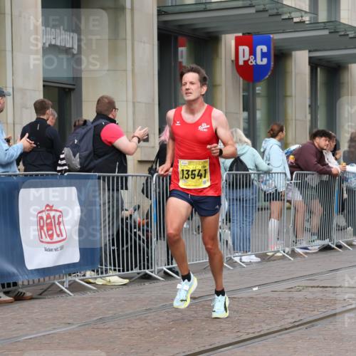 13.09.2026 - 21. swb-Marathon Bremen Strokosch-Dieckow http://msf.ph/oto/10283419 13.09.2026 10:33:46 Ziel 10797, 13605, 10366, 10475, 11059, 11481, 11652, 12459, 13530, 13541 meine-sportfotos.de