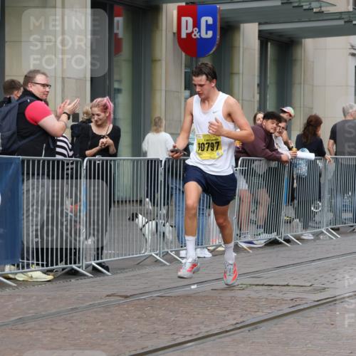 13.09.2026 - 21. swb-Marathon Bremen Strokosch-Dieckow http://msf.ph/oto/10283451 13.09.2026 10:33:50 Ziel 13605, 13610, 13633, 10366, 10475, 10797, 11059, 11481, 12459, 13530, 13541 meine-sportfotos.de