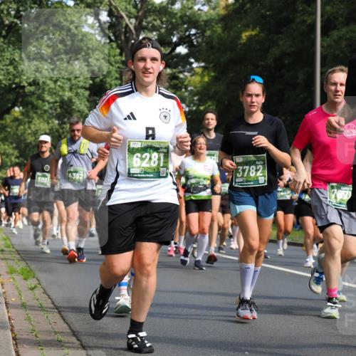 13.09.2026 - 21. swb-Marathon Bremen TobiasT http://msf.ph/oto/10283485 13.09.2026 12:05:08 Laufen 6281, 5061, 21, 3782 meine-sportfotos.de