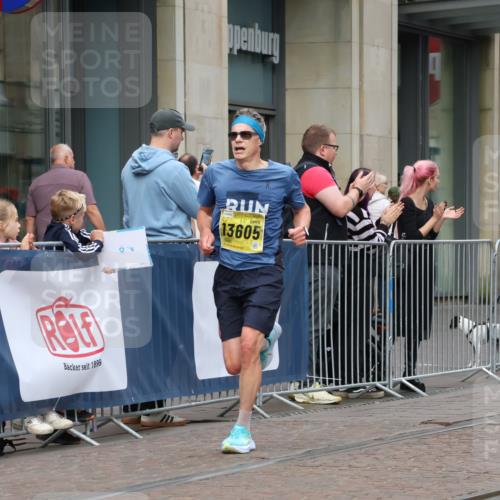 13.09.2026 - 21. swb-Marathon Bremen Strokosch-Dieckow http://msf.ph/oto/10283494 13.09.2026 10:34:11 Ziel 10818, 11418, 13610, 13633, 13637, 10797, 13605 meine-sportfotos.de