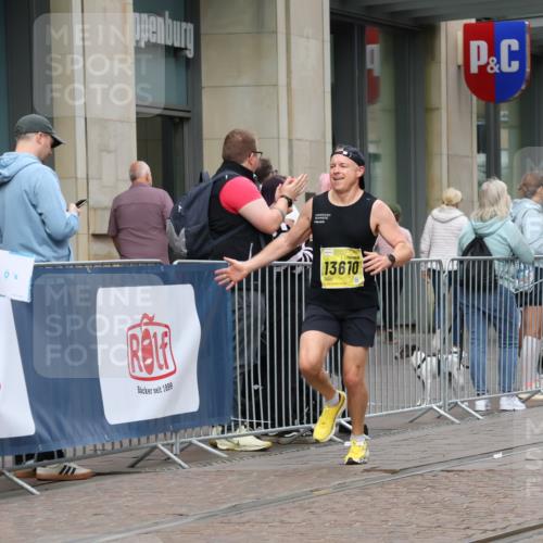 13.09.2026 - 21. swb-Marathon Bremen Strokosch-Dieckow http://msf.ph/oto/10283516 13.09.2026 10:34:15 Ziel 10818, 11418, 12540, 13637, 13605, 13610, 13633 meine-sportfotos.de