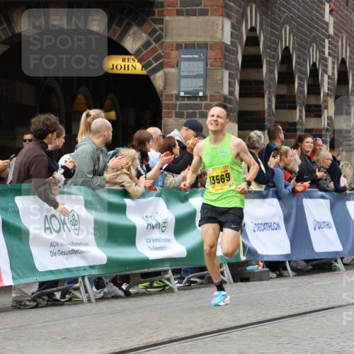13.09.2026 - 21. swb-Marathon Bremen Strokosch-Dieckow http://msf.ph/oto/10283757 13.09.2026 10:30:27 Ziel 13522, 13561, 12458, 13603 meine-sportfotos.de
