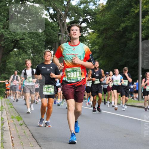 13.09.2026 - 21. swb-Marathon Bremen TobiasT http://msf.ph/oto/10284025 13.09.2026 12:07:36 Laufen 4495, 20, 6908, 26, 2966 meine-sportfotos.de