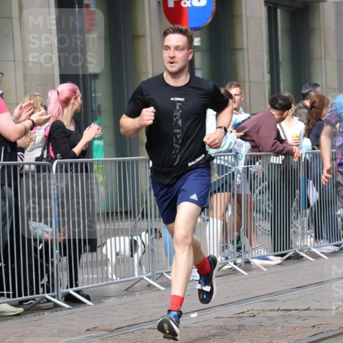 13.09.2026 - 21. swb-Marathon Bremen Strokosch-Dieckow http://msf.ph/oto/10284100 13.09.2026 10:35:22 Ziel 12289, 13558, 13583, 10261, 10262, 10994, 11068, 11176, 11345, 11512, 13505, 13514, 13540, 13560, 13590, 13619 meine-sportfotos.de