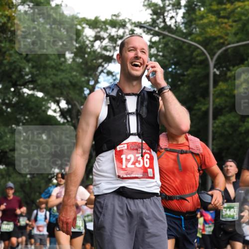 13.09.2026 - 21. swb-Marathon Bremen TobiasT http://msf.ph/oto/10284134 13.09.2026 12:07:56 Laufen 1236, 21, 26, 15403 meine-sportfotos.de