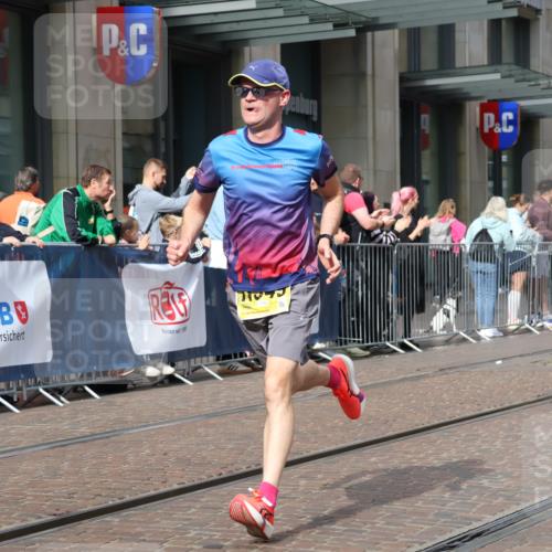 13.09.2026 - 21. swb-Marathon Bremen Strokosch-Dieckow http://msf.ph/oto/10284151 13.09.2026 10:35:24 Ziel 12289, 13558, 13583, 10261, 10262, 10994, 11068, 11176, 11345, 11512, 13505, 13514, 13540, 13560, 13583, 13590, 13619 meine-sportfotos.de