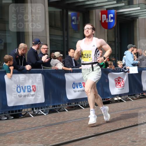 13.09.2026 - 21. swb-Marathon Bremen Strokosch-Dieckow http://msf.ph/oto/10284200 13.09.2026 10:35:32 Ziel 13534, 13558, 10994, 11068, 11176, 11345, 11512, 12289, 13514, 13540, 13583, 13590, 13619 meine-sportfotos.de