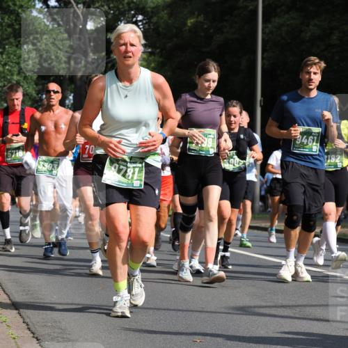 13.09.2026 - 21. swb-Marathon Bremen TobiasT http://msf.ph/oto/10284512 13.09.2026 12:09:20 Laufen 5716, 70, 9781, 9461, 192 meine-sportfotos.de