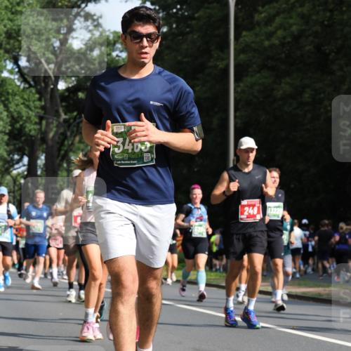 13.09.2026 - 21. swb-Marathon Bremen TobiasT http://msf.ph/oto/10284547 13.09.2026 12:09:29 Laufen 3465, 249 meine-sportfotos.de