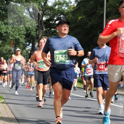 13.09.2026 - 21. swb-Marathon Bremen TobiasT http://msf.ph/oto/10284580 13.09.2026 12:09:41 Laufen 721, 452, 7533, 21, 26, 2059, 491, 21 meine-sportfotos.de