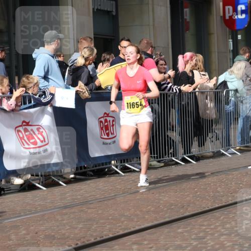 13.09.2026 - 21. swb-Marathon Bremen Strokosch-Dieckow http://msf.ph/oto/10284706 13.09.2026 10:37:03 Ziel 10502, 10961, 11619, 11854, 13608, 11654, 11738, 12520, 13568, 13606 meine-sportfotos.de