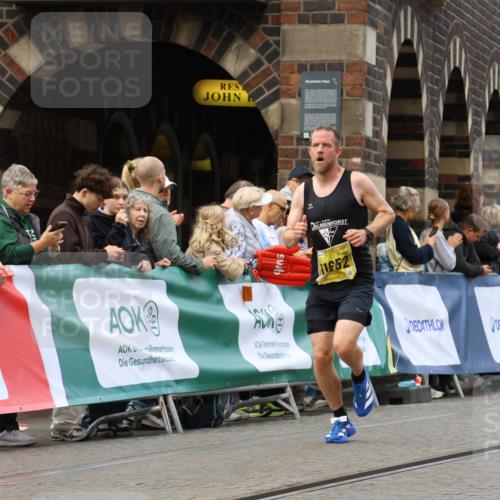 13.09.2026 - 21. swb-Marathon Bremen Strokosch-Dieckow http://msf.ph/oto/10284910 13.09.2026 10:33:36 Ziel 12459, 13530, 13541 meine-sportfotos.de