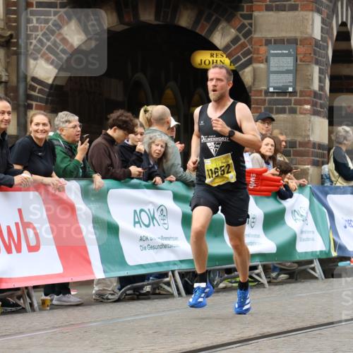 13.09.2026 - 21. swb-Marathon Bremen Strokosch-Dieckow http://msf.ph/oto/10284953 13.09.2026 10:33:36 Ziel 12459, 13530, 13541 meine-sportfotos.de