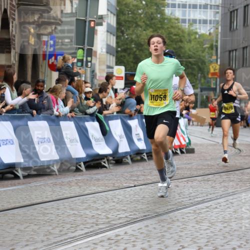 13.09.2026 - 21. swb-Marathon Bremen Strokosch-Dieckow http://msf.ph/oto/10284960 13.09.2026 10:33:40 Ziel 11652, 10797, 13541 meine-sportfotos.de