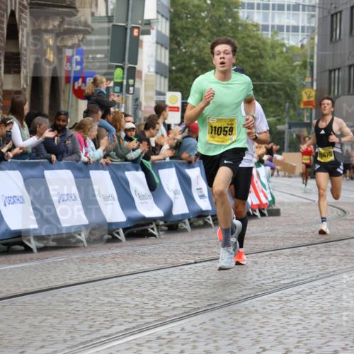 13.09.2026 - 21. swb-Marathon Bremen Strokosch-Dieckow http://msf.ph/oto/10284968 13.09.2026 10:33:41 Ziel 11652, 10797, 13541 meine-sportfotos.de