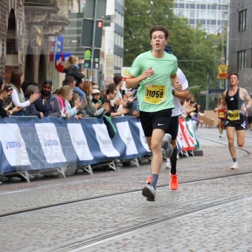 13.09.2026 - 21. swb-Marathon Bremen Strokosch-Dieckow http://msf.ph/oto/10284974 13.09.2026 10:33:41 Ziel 11652, 10797, 13541 meine-sportfotos.de