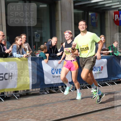 13.09.2026 - 21. swb-Marathon Bremen Strokosch-Dieckow http://msf.ph/oto/10285031 13.09.2026 10:37:54 Ziel 10302, 11142, 13551, 13553, 13559, 13584, 13587, 13636, 11083, 12538, 13535 meine-sportfotos.de