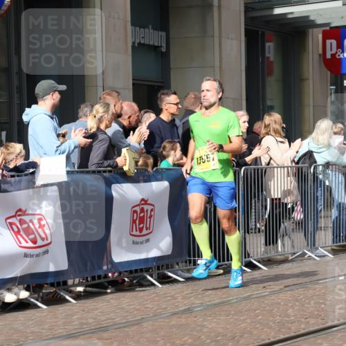 13.09.2026 - 21. swb-Marathon Bremen Strokosch-Dieckow http://msf.ph/oto/10285050 13.09.2026 10:38:01 Ziel 10302, 11142, 13507, 13551, 13553, 13559, 13584, 13587, 13636, 11083, 11142, 12538, 13535, 13584 meine-sportfotos.de