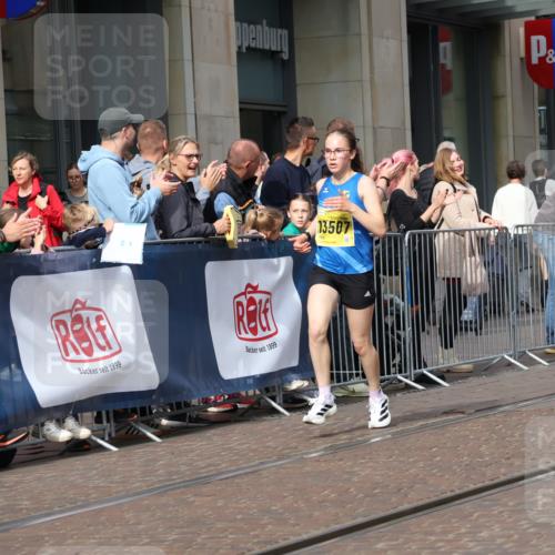 13.09.2026 - 21. swb-Marathon Bremen Strokosch-Dieckow http://msf.ph/oto/10285293 13.09.2026 10:38:26 Ziel 10441, 10926, 11127, 12370, 13539, 10302, 11142, 13507, 13551, 13553, 13559, 13584, 13587, 13636 meine-sportfotos.de