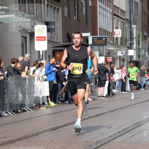 13.09.2026 - 21. swb-Marathon Bremen Strokosch-Dieckow http://msf.ph/oto/10285570 13.09.2026 10:39:00 Ziel 11227, 11454, 11713, 12003, 13556, 13641, 10782, 10926, 11127, 11338, 12003, 12370 meine-sportfotos.de