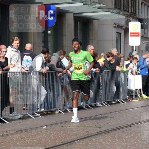 13.09.2026 - 21. swb-Marathon Bremen Strokosch-Dieckow http://msf.ph/oto/10285660 13.09.2026 10:39:06 Ziel 11227, 11713, 12404, 13513, 13556, 13641, 10782, 10926, 11127, 11338, 11454, 12003 meine-sportfotos.de
