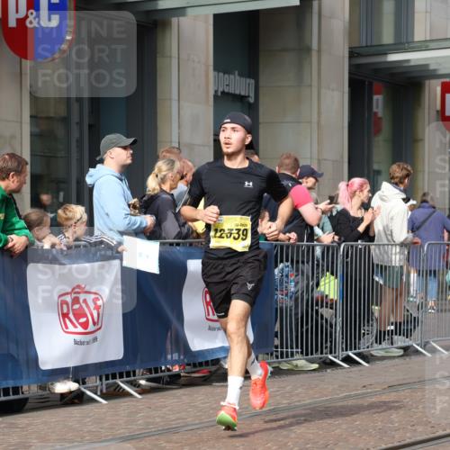 13.09.2026 - 21. swb-Marathon Bremen Strokosch-Dieckow http://msf.ph/oto/10285982 13.09.2026 10:39:49 Ziel 11198, 11721, 12144, 11713, 12339, 12404, 13513, 13519, 13642 meine-sportfotos.de