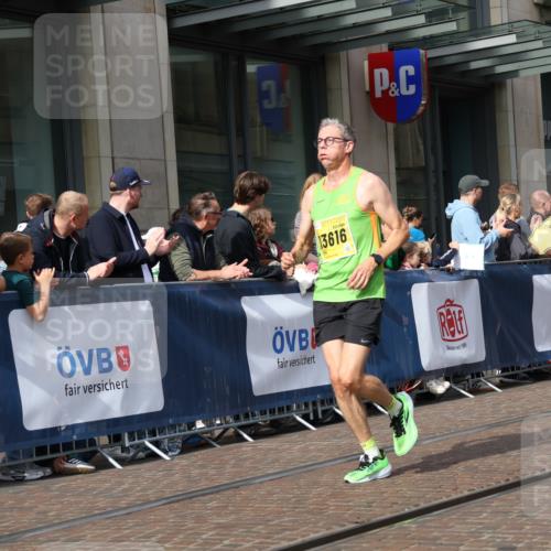 13.09.2026 - 21. swb-Marathon Bremen Strokosch-Dieckow http://msf.ph/oto/10286156 13.09.2026 10:40:25 Ziel 10520, 10575, 11903, 12477, 13563, 13566, 11373, 13616 meine-sportfotos.de