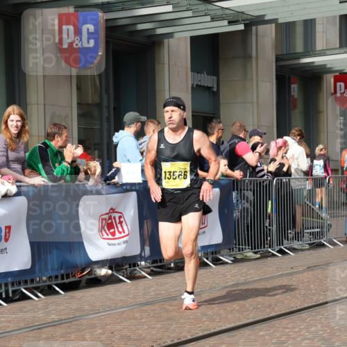 13.09.2026 - 21. swb-Marathon Bremen Strokosch-Dieckow http://msf.ph/oto/10286172 13.09.2026 10:40:27 Ziel 10520, 10575, 11903, 12477, 13563, 11373, 13566, 13616 meine-sportfotos.de