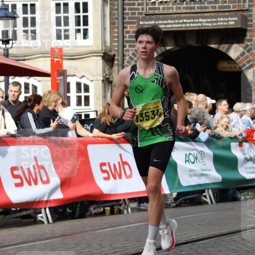 13.09.2026 - 21. swb-Marathon Bremen Strokosch-Dieckow http://msf.ph/oto/10286357 13.09.2026 10:36:10 Ziel 13534, 13558, 12324, 12513, 13575 meine-sportfotos.de